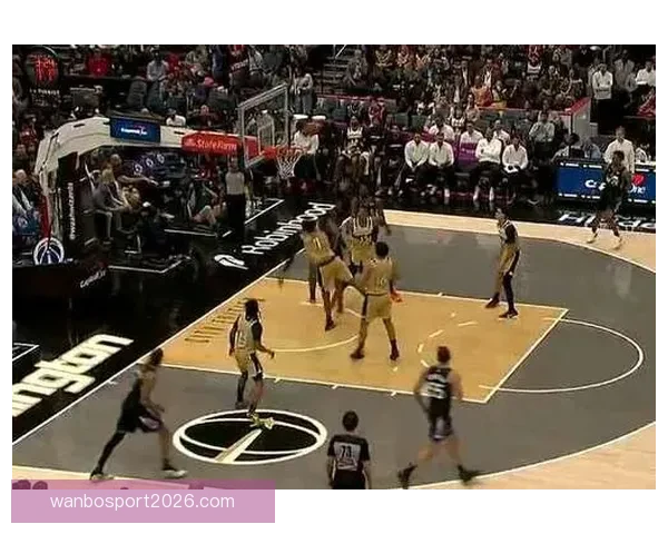 多尔特突破上篮重摔倒地受伤 已返回更衣室接受检查